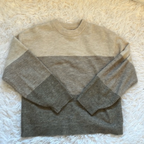 This is an H&M cream striped sweater in size Xsmall - Picture 1 of 4